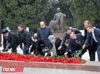 Azerbaijani public visits Alley of Honor on 10th anniversary of Heydar Aliyev’s death (PHOTO) (UPDATE)