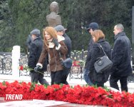 Azerbaijani public visits Alley of Honor on 10th anniversary of Heydar Aliyev’s death (PHOTO) (UPDATE)