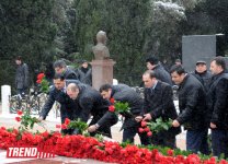 Azerbaijani public visits Alley of Honor on 10th anniversary of Heydar Aliyev’s death (PHOTO) (UPDATE)