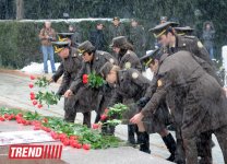Azerbaijani public visits Alley of Honor on 10th anniversary of Heydar Aliyev’s death (PHOTO) (UPDATE)