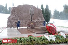 Azerbaijani public visits Alley of Honor on 10th anniversary of Heydar Aliyev’s death (PHOTO) (UPDATE)