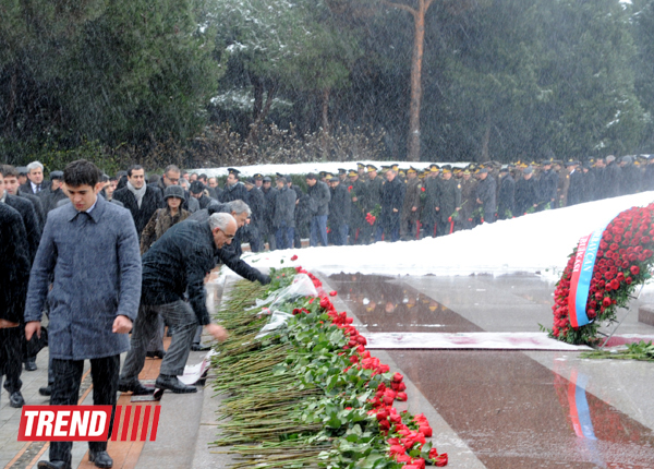 Azerbaijani public visits Alley of Honor on 10th anniversary of Heydar Aliyev’s death (PHOTO) (UPDATE)