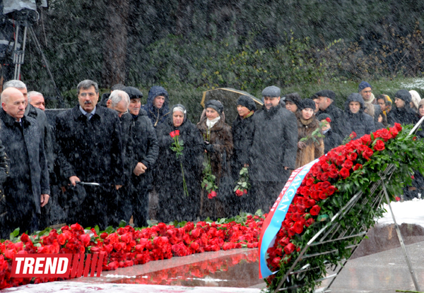 Azerbaijani public visits Alley of Honor on 10th anniversary of Heydar Aliyev’s death (PHOTO) (UPDATE)