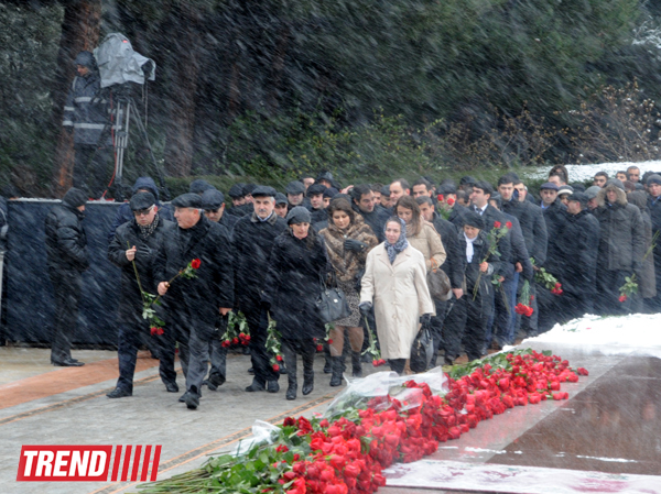 Azerbaijani public visits Alley of Honor on 10th anniversary of Heydar Aliyev’s death (PHOTO) (UPDATE)