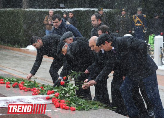 Azerbaijani public visits Alley of Honor on 10th anniversary of Heydar Aliyev’s death (PHOTO) (UPDATE)