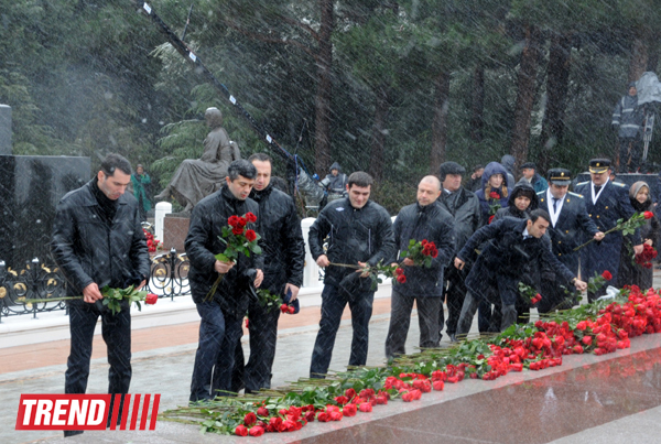 Azerbaijani public visits Alley of Honor on 10th anniversary of Heydar Aliyev’s death (PHOTO) (UPDATE)