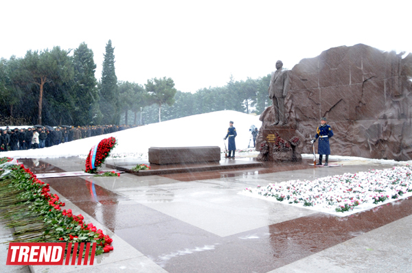 Azerbaijani public visits Alley of Honor on 10th anniversary of Heydar Aliyev’s death (PHOTO) (UPDATE)