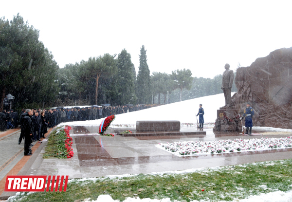 Azerbaijani public visits Alley of Honor on 10th anniversary of Heydar Aliyev’s death (PHOTO) (UPDATE)