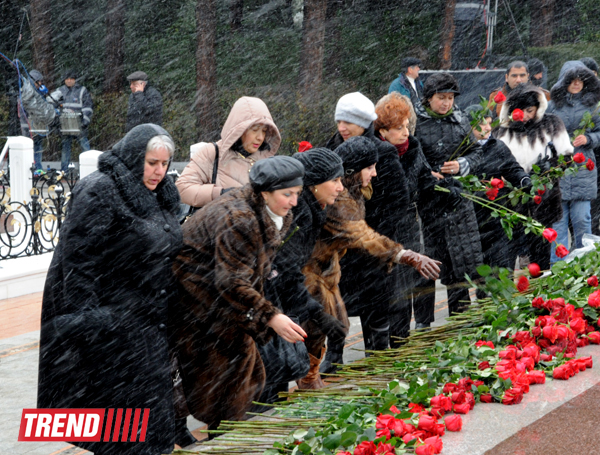 Azerbaijani public visits Alley of Honor on 10th anniversary of Heydar Aliyev’s death (PHOTO) (UPDATE)