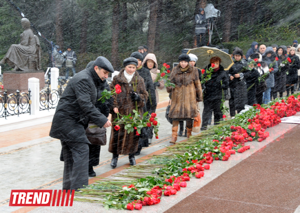 Azerbaijani public visits Alley of Honor on 10th anniversary of Heydar Aliyev’s death (PHOTO) (UPDATE)