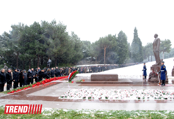 Azerbaijani public visits Alley of Honor on 10th anniversary of Heydar Aliyev’s death (PHOTO) (UPDATE)