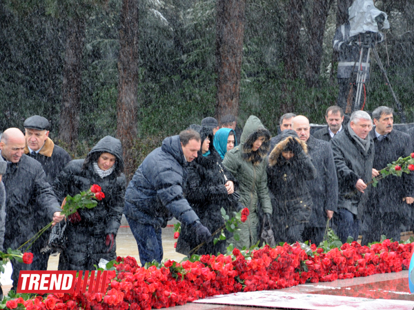 Azerbaijani public visits Alley of Honor on 10th anniversary of Heydar Aliyev’s death (PHOTO) (UPDATE)