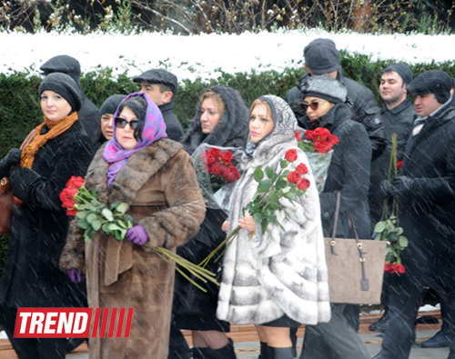 Azerbaijani public visits Alley of Honor on 10th anniversary of Heydar Aliyev’s death (PHOTO) (UPDATE)