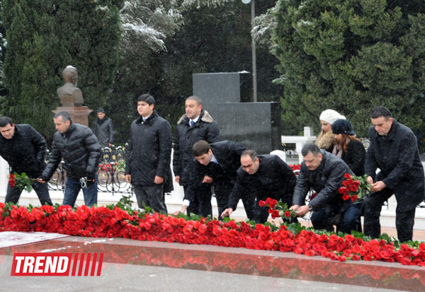 Azerbaijani public visits Alley of Honor on 10th anniversary of Heydar Aliyev’s death (PHOTO) (UPDATE)