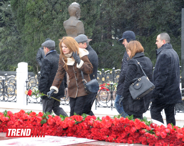 Azerbaijani public visits Alley of Honor on 10th anniversary of Heydar Aliyev’s death (PHOTO) (UPDATE)