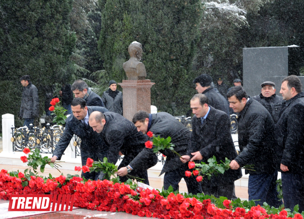Azerbaijani public visits Alley of Honor on 10th anniversary of Heydar Aliyev’s death (PHOTO) (UPDATE)