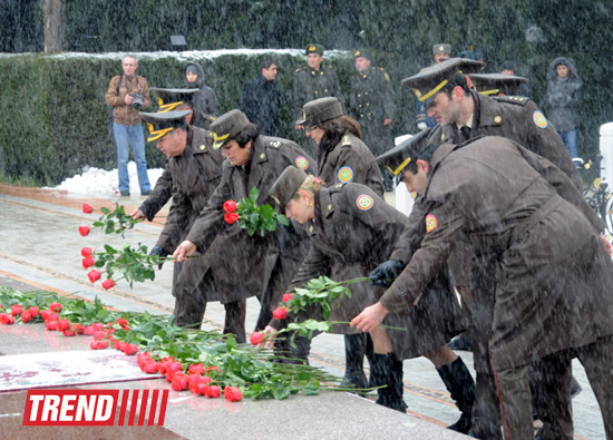 Azerbaijani public visits Alley of Honor on 10th anniversary of Heydar Aliyev’s death (PHOTO) (UPDATE)