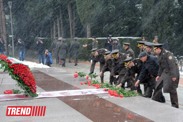 Azerbaijani public visits Alley of Honor on 10th anniversary of Heydar Aliyev’s death (PHOTO) (UPDATE)