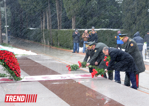 Azerbaijani public visits Alley of Honor on 10th anniversary of Heydar Aliyev’s death (PHOTO) (UPDATE)