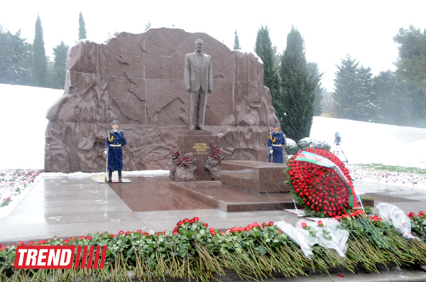 Azerbaijani public visits Alley of Honor on 10th anniversary of Heydar Aliyev’s death (PHOTO) (UPDATE)