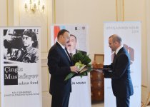 Azerbaijani president named “Person of the year 2013” by National Hero Chingiz Mustafayev Foundation and ANS Group of Companies (PHOTO)