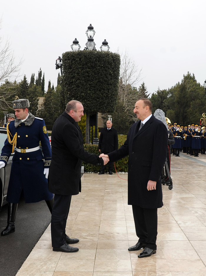 Georgian president officially welcomed to Azerbaijan (PHOTO)
