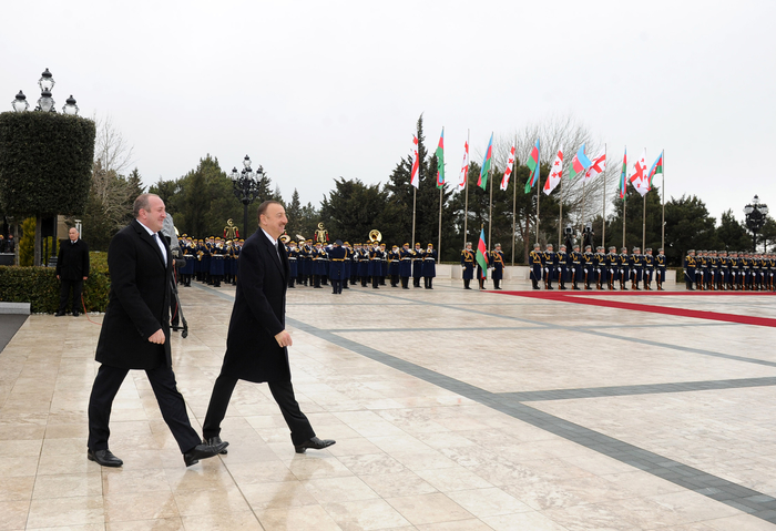 Georgian president officially welcomed to Azerbaijan (PHOTO)