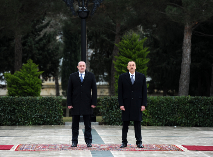 Georgian president officially welcomed to Azerbaijan (PHOTO)