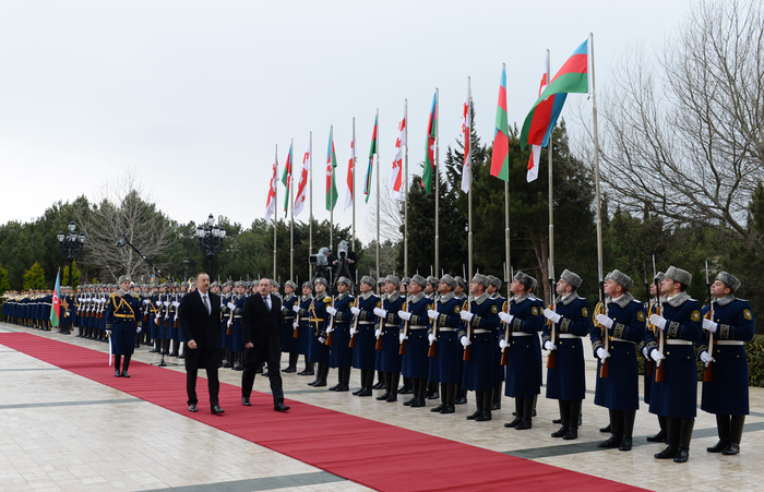 Georgian president officially welcomed to Azerbaijan (PHOTO)