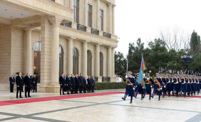 Georgian president officially welcomed to Azerbaijan (PHOTO)