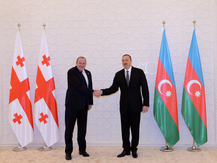 Georgian president officially welcomed to Azerbaijan (PHOTO)