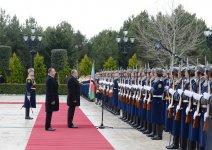 Georgian president officially welcomed to Azerbaijan (PHOTO)