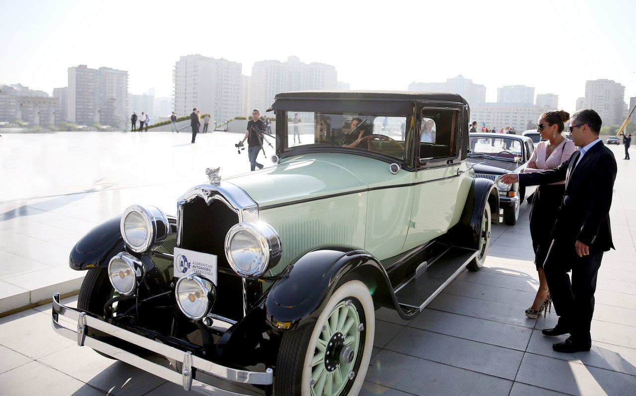 Vintage cars rally in Baku commemorates national leader Heydar Aliyev’s 91st anniversary