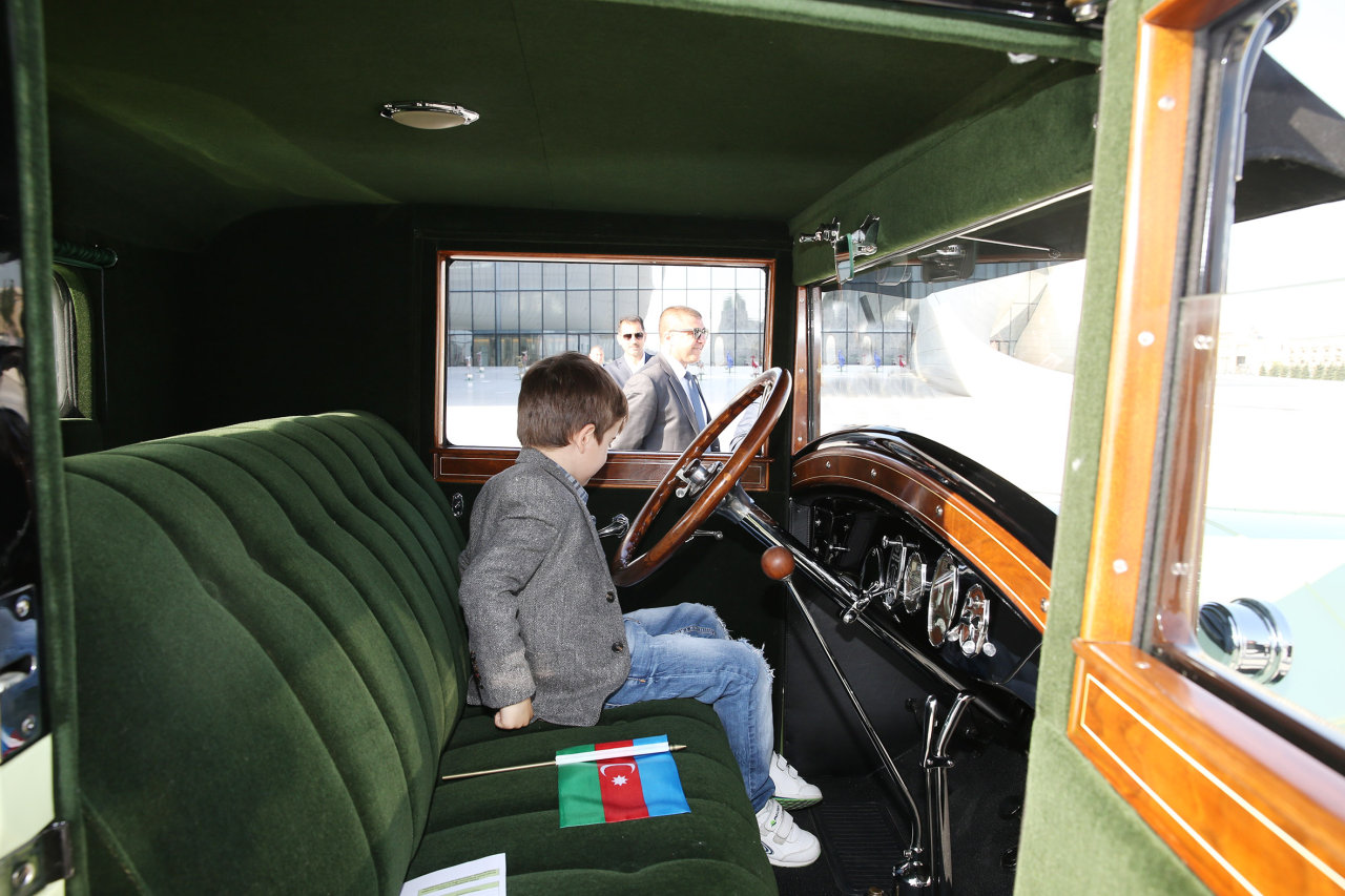 Vintage cars rally in Baku commemorates national leader Heydar Aliyev’s 91st anniversary