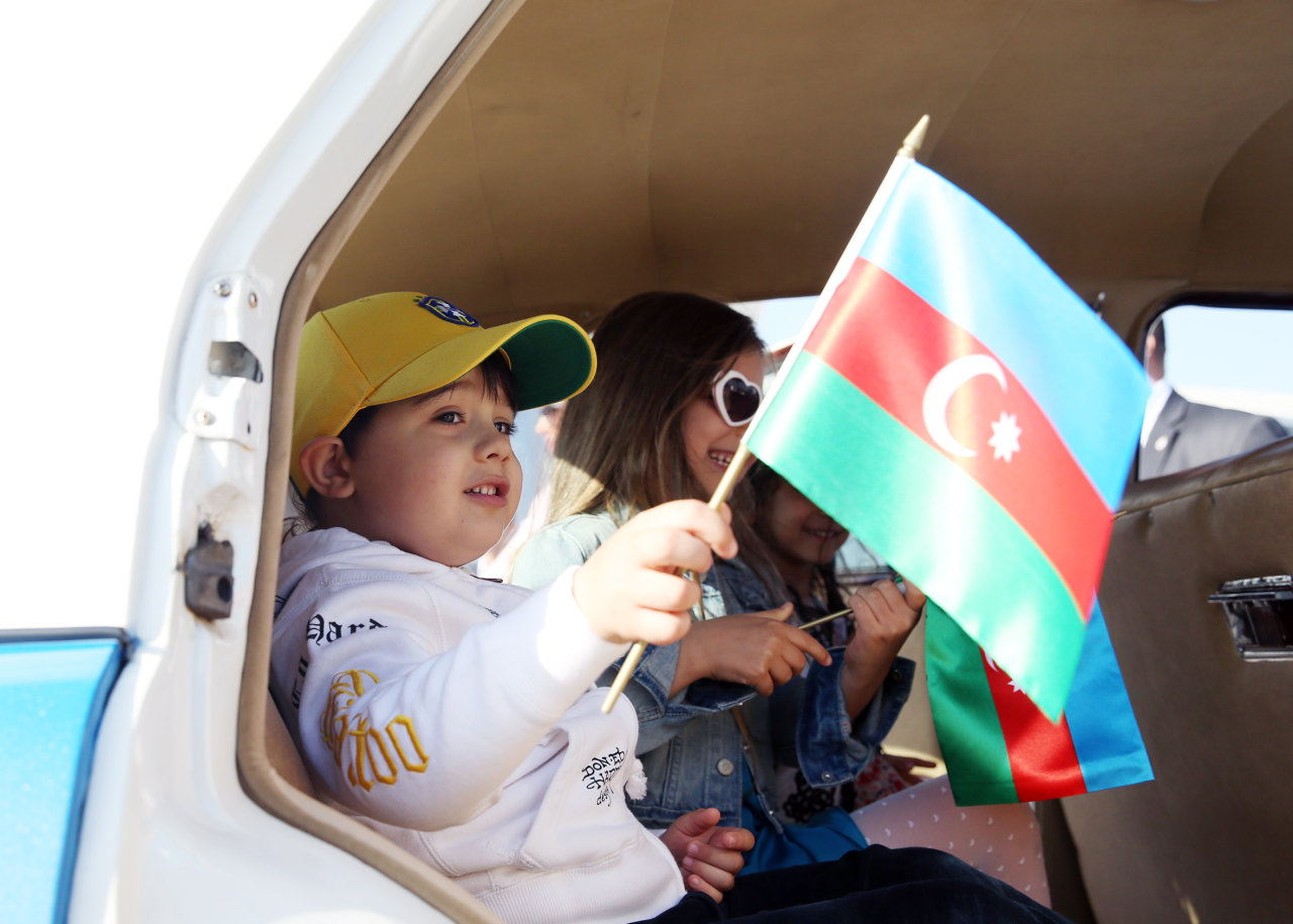 Vintage cars rally in Baku commemorates national leader Heydar Aliyev’s 91st anniversary