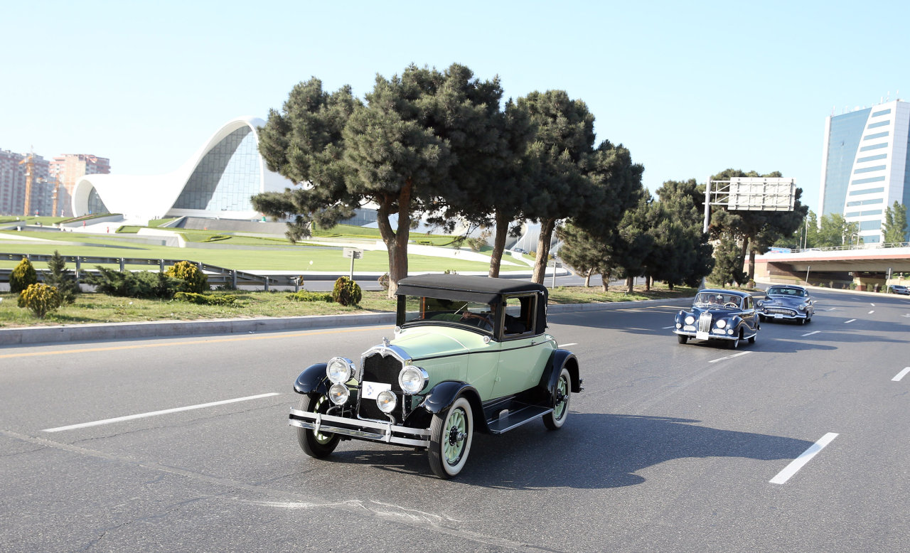 Vintage cars rally in Baku commemorates national leader Heydar Aliyev’s 91st anniversary