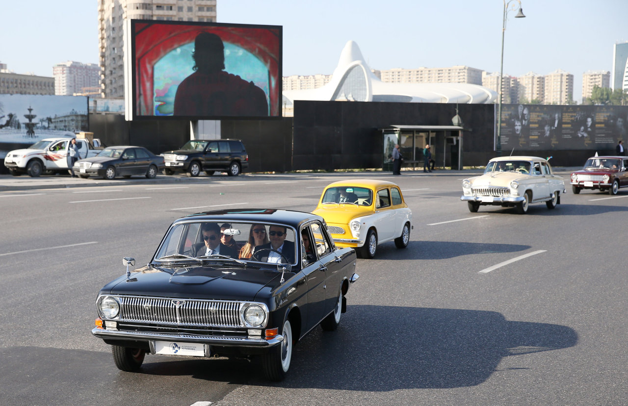 Vintage cars rally in Baku commemorates national leader Heydar Aliyev’s 91st anniversary