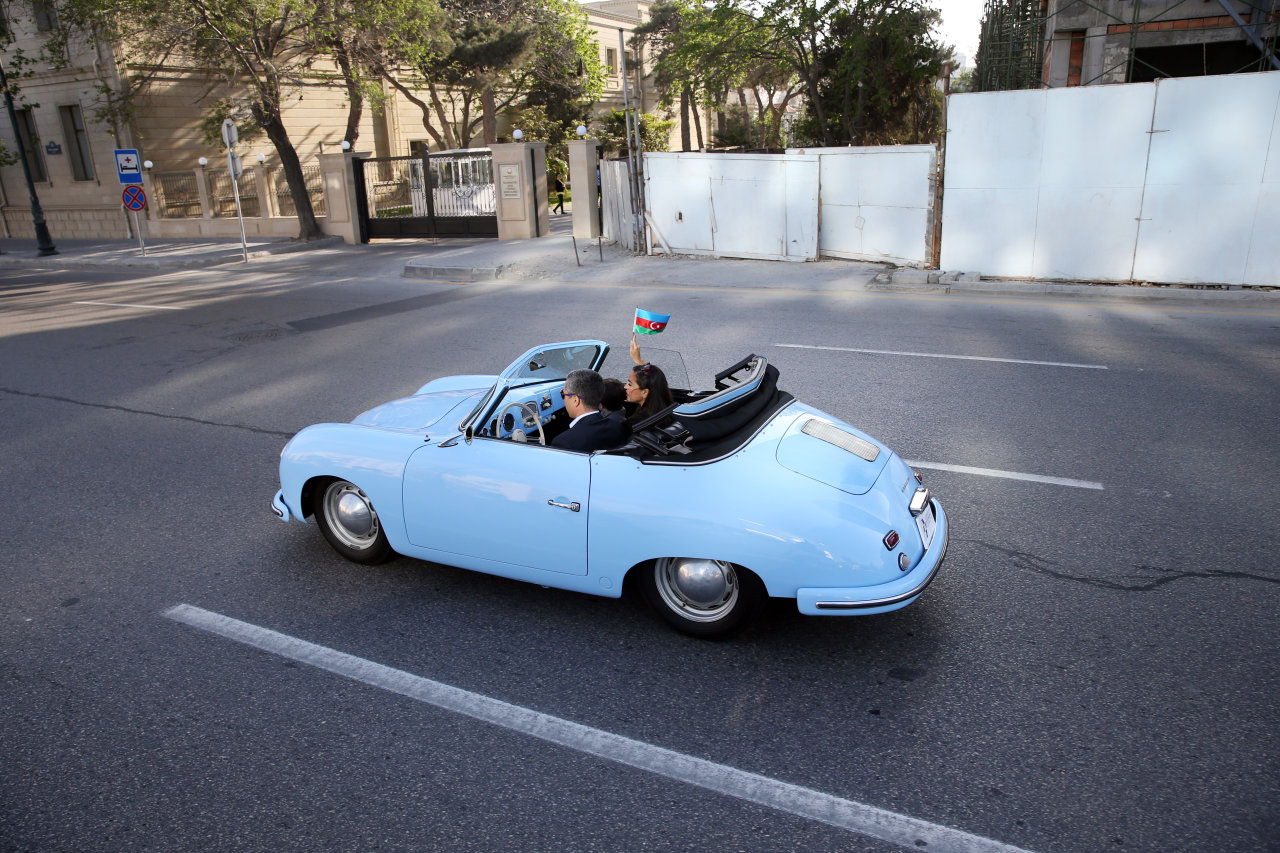 Vintage cars rally in Baku commemorates national leader Heydar Aliyev’s 91st anniversary