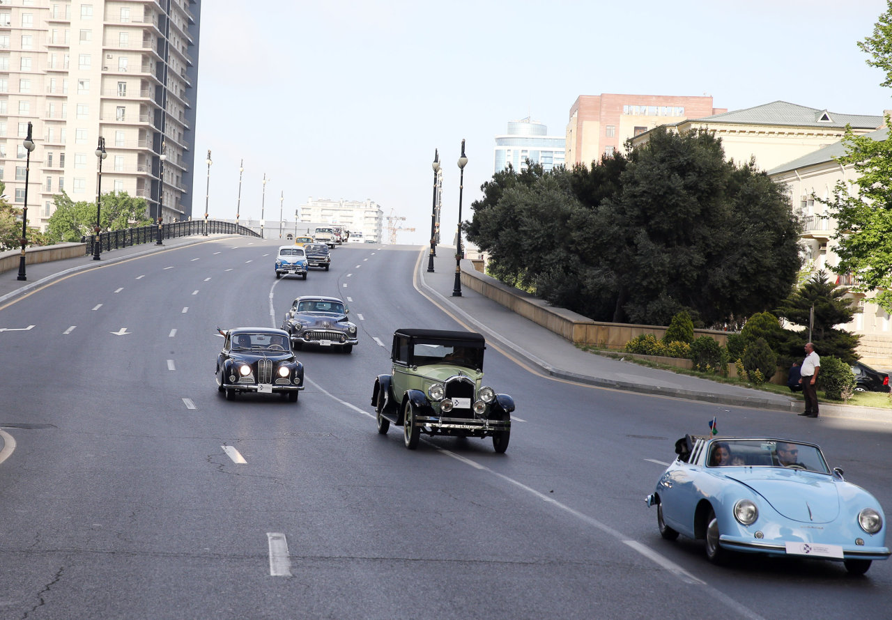 Vintage cars rally in Baku commemorates national leader Heydar Aliyev’s 91st anniversary