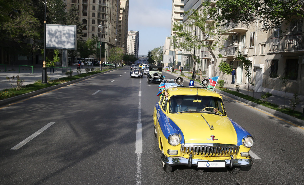 Vintage cars rally in Baku commemorates national leader Heydar Aliyev’s 91st anniversary