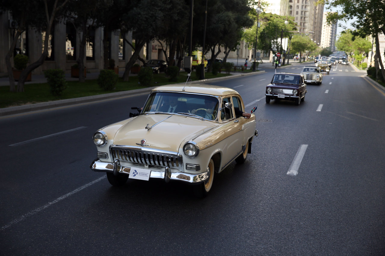Vintage cars rally in Baku commemorates national leader Heydar Aliyev’s 91st anniversary