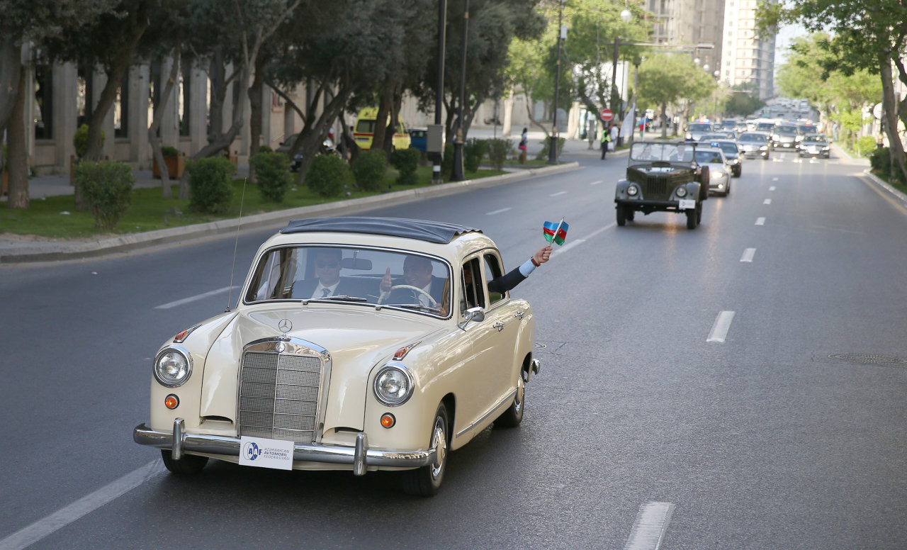 Vintage cars rally in Baku commemorates national leader Heydar Aliyev’s 91st anniversary