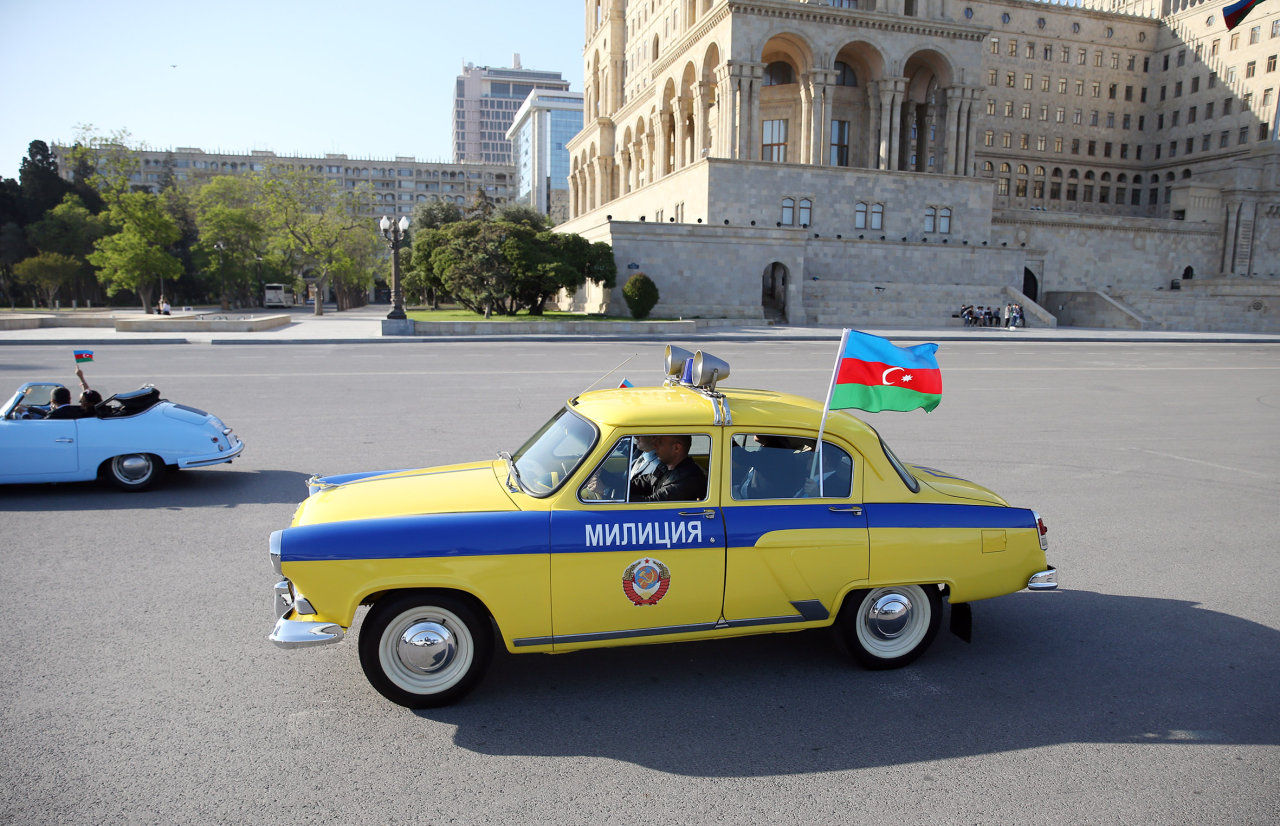 Vintage cars rally in Baku commemorates national leader Heydar Aliyev’s 91st anniversary