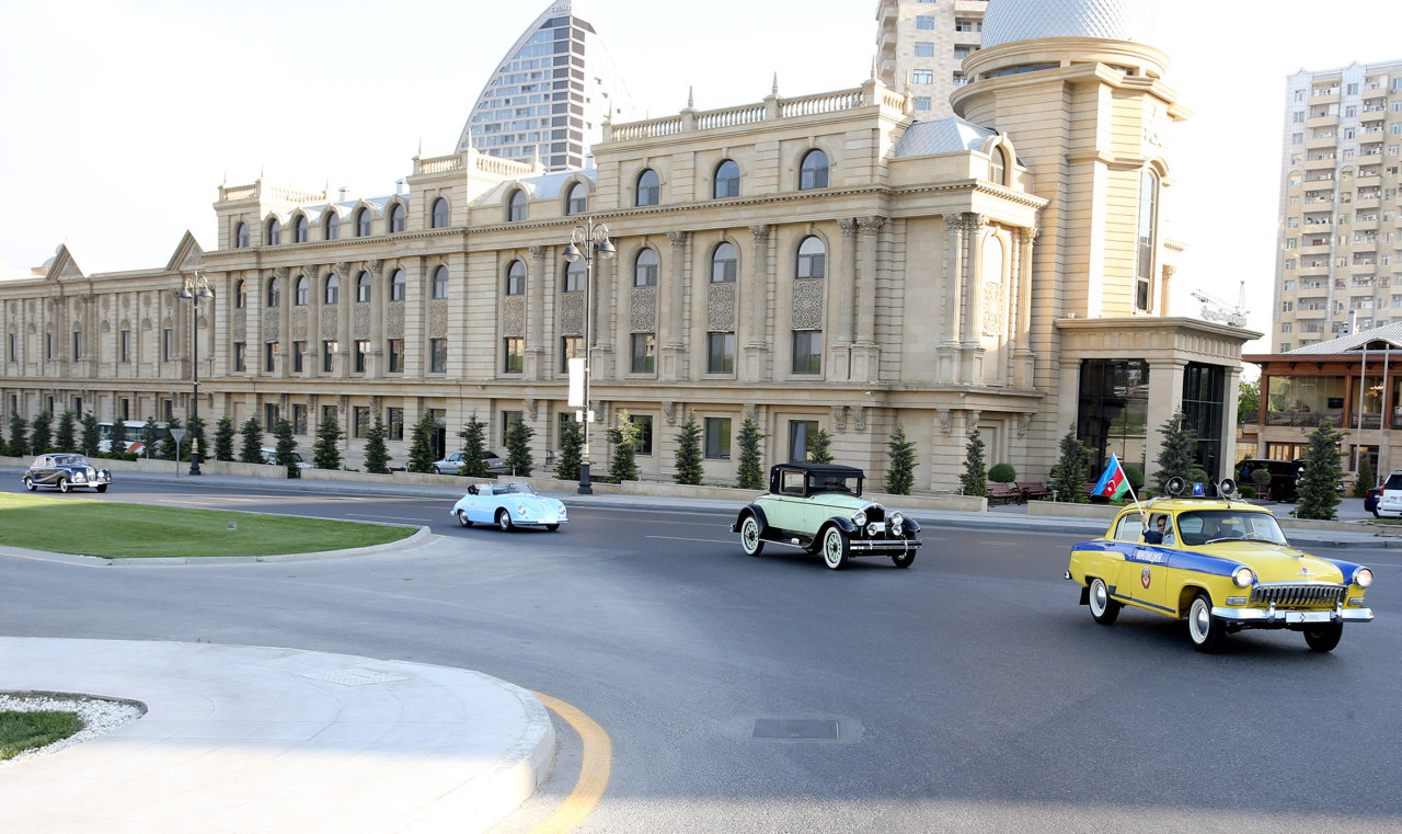 Vintage cars rally in Baku commemorates national leader Heydar Aliyev’s 91st anniversary