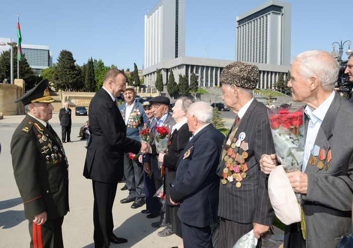 Azerbaijani president attends Victory Day ceremony in Baku (PHOTO)