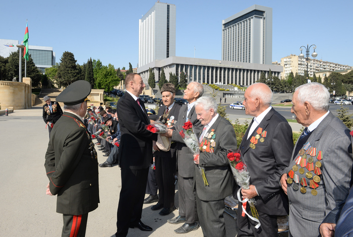 Azerbaijani president attends Victory Day ceremony in Baku (PHOTO)