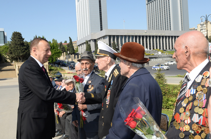 Azerbaijani president attends Victory Day ceremony in Baku (PHOTO)