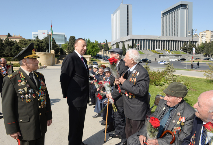 Azerbaijani president attends Victory Day ceremony in Baku (PHOTO)