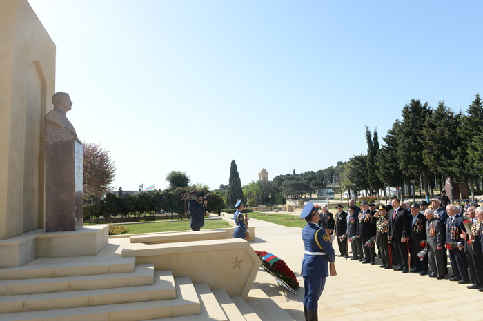 Azerbaijani president attends Victory Day ceremony in Baku (PHOTO)