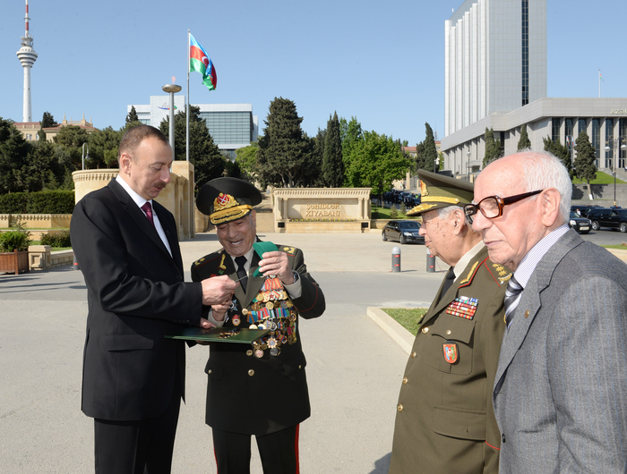Azerbaijani president attends Victory Day ceremony in Baku (PHOTO)